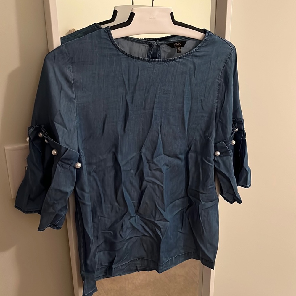 Blouse w pearl detail — very lightly worn